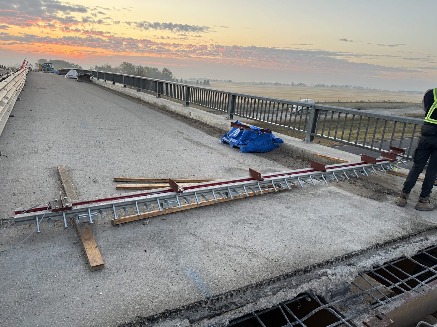 Instalación de baranda de puente al amanecer