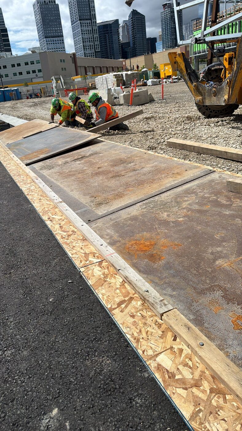 Colocación de placas de acero para protección de suelo