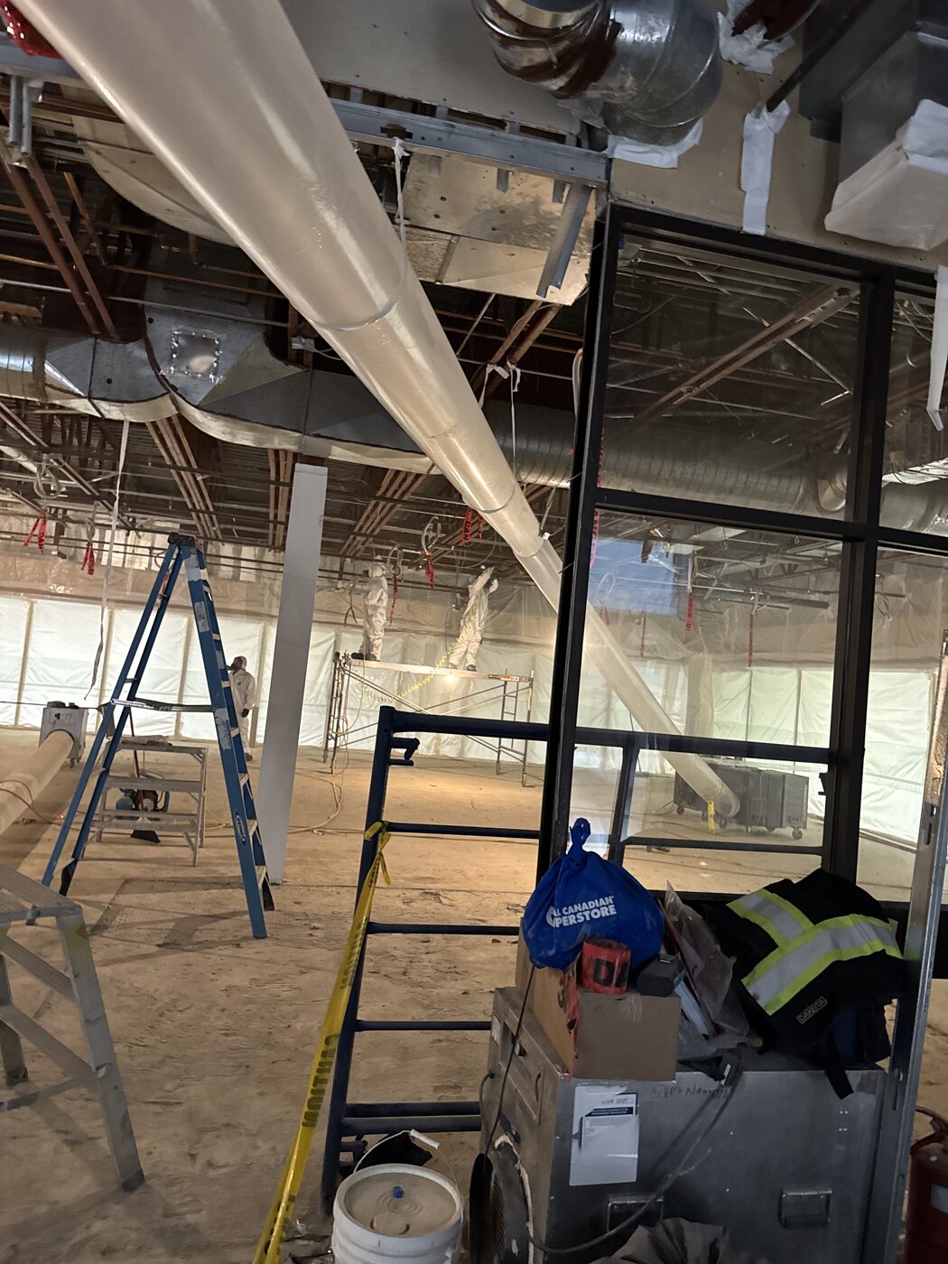 Apoyo general en interior comercial