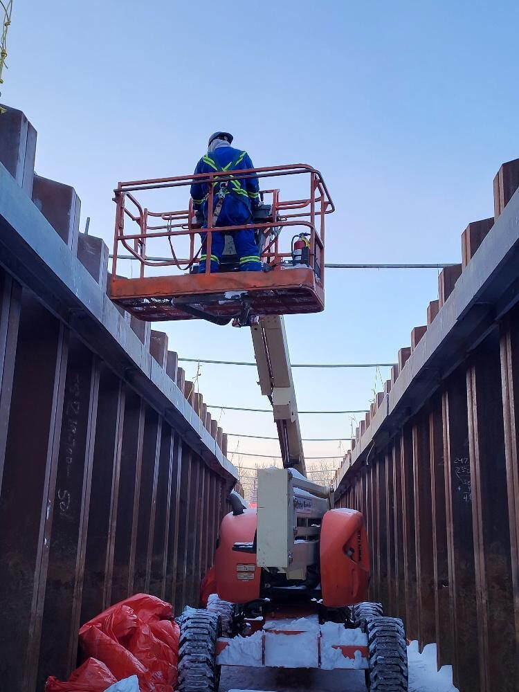 Apoyo en obra invernal con plataforma elevada